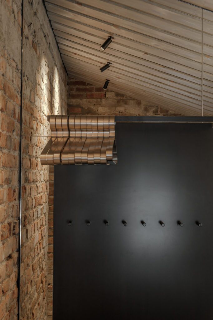 Sorte spotter i et skråtak inne i Kalkmølla Kulturstasjon i Sandvika.