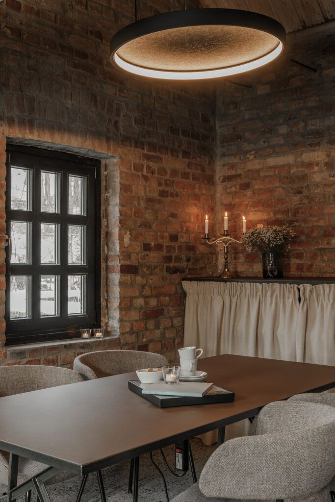 Pendel fra Deltalight over et bord i Kalkmølla Kulturstasjon i Sandvika.