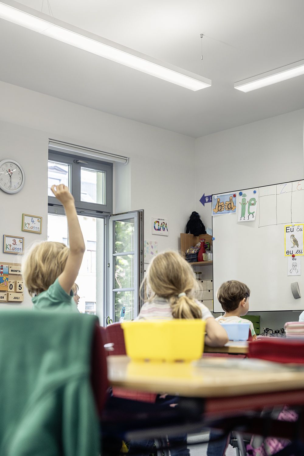 Opendo H takarmatur fra Trilux i et skolerom.