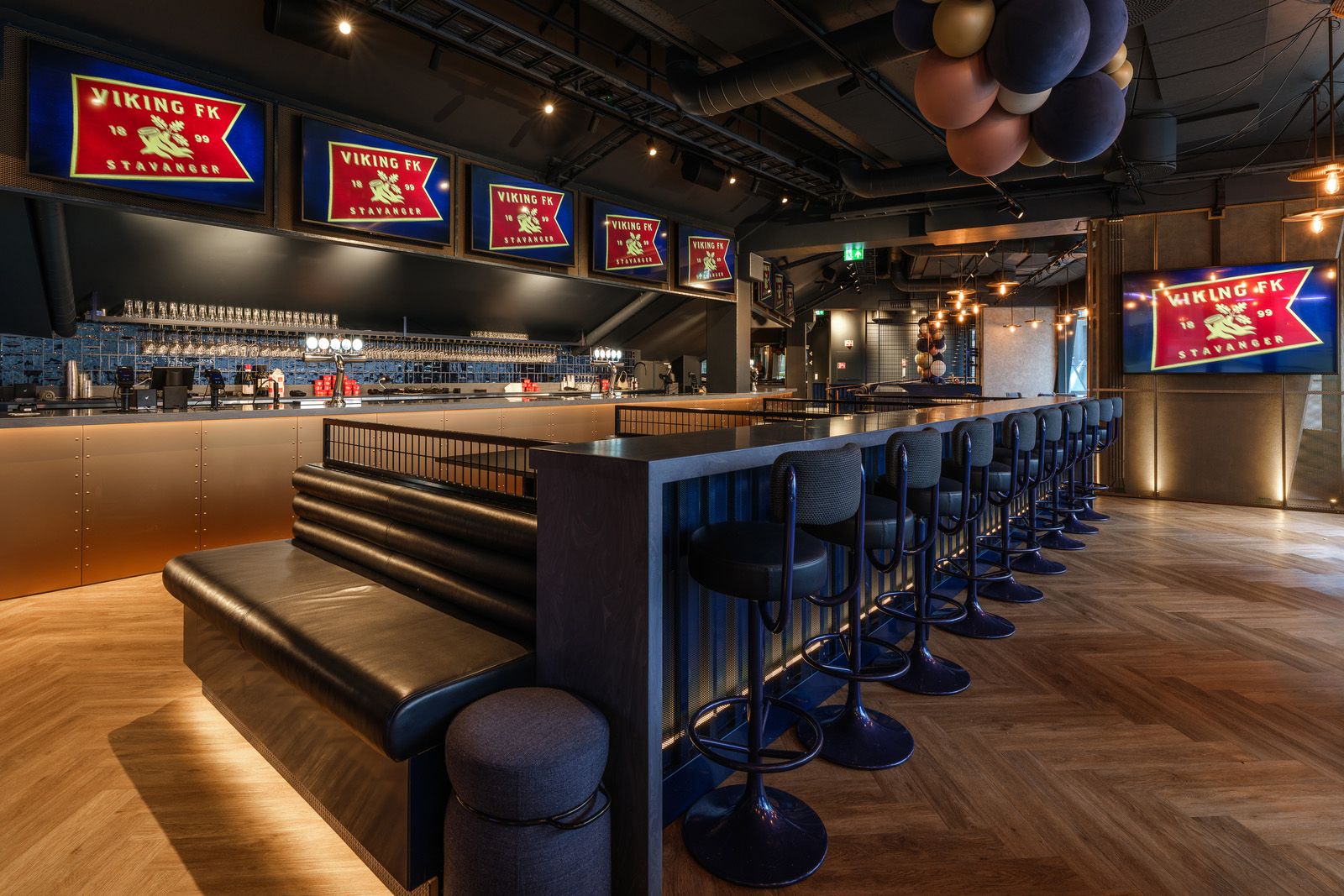 Belyste områder i Viking Pub i Jattåvågen.