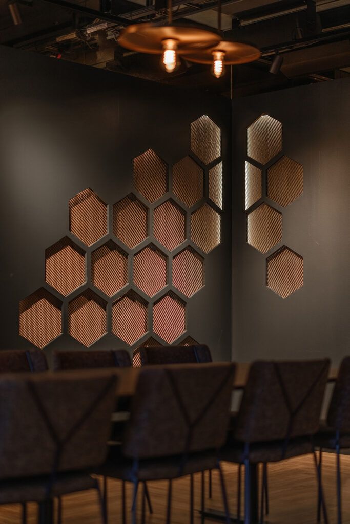 Et opplyst hjørne i lokalet.