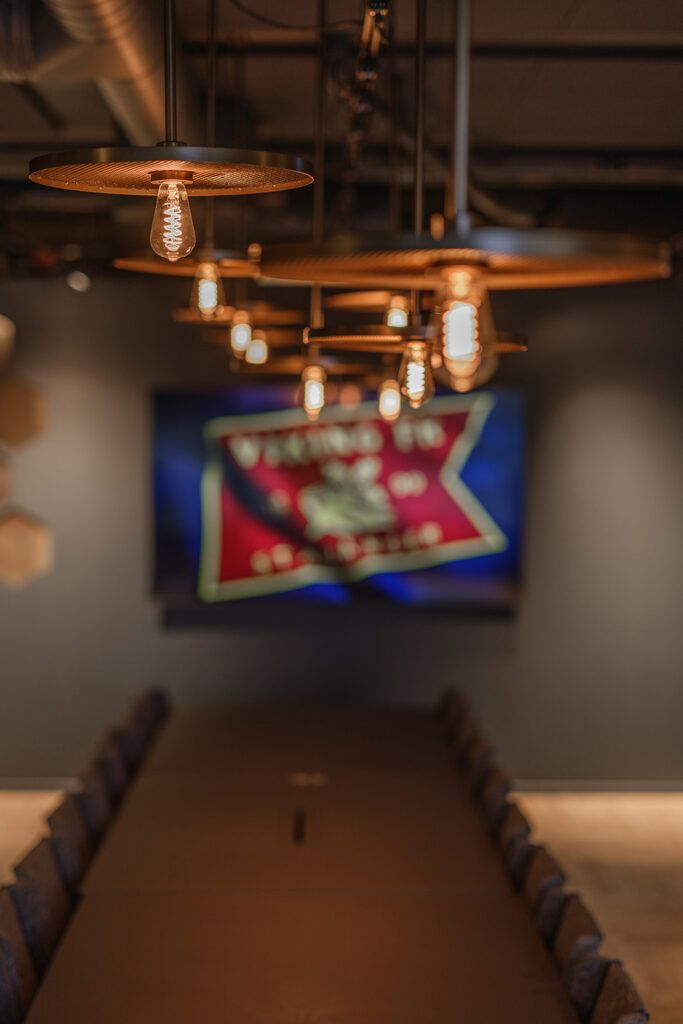 Dekorative pendler i kobber som henger over et bord.