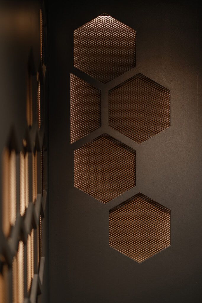 Dekorative elementer i veggen med belysning bak i Viking Pub.