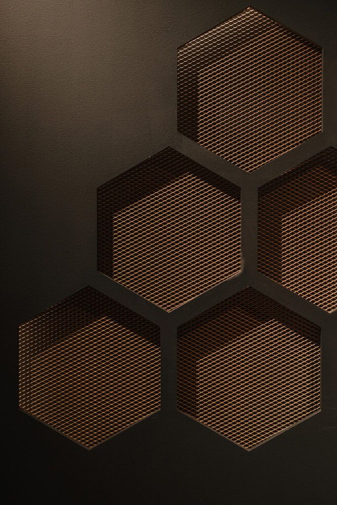 Nærbilde av dekorativ vegg med belysning bak.