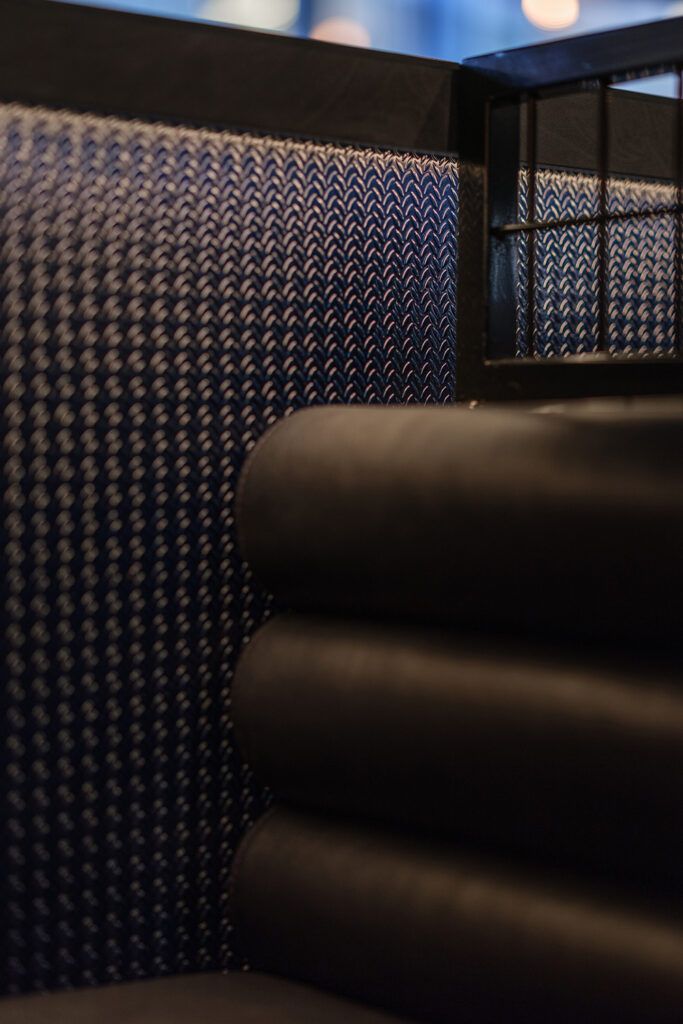 Nærbilde av slepelys under et barbord i Viking Pub.