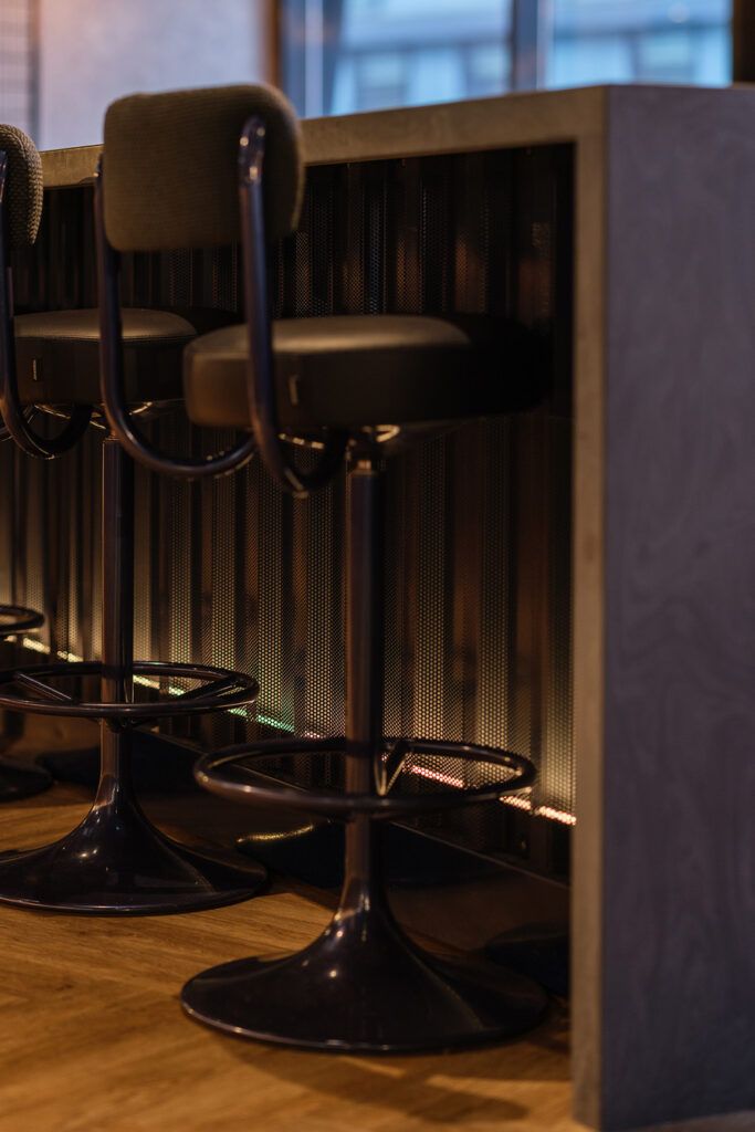 Bardbord og stoler i Viking Pub.