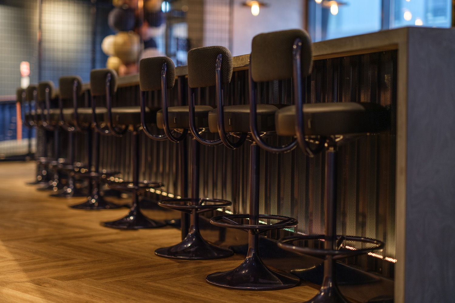 Høyt bardbord med barkrakker i Viking Pub.