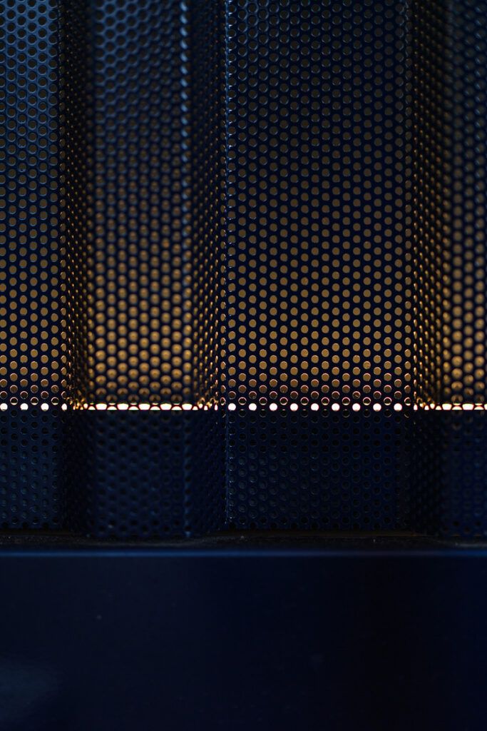 Nærbilde av LED-lys stripe bak et gitter.