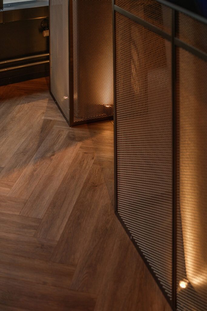 Uplights i et bord med netting.