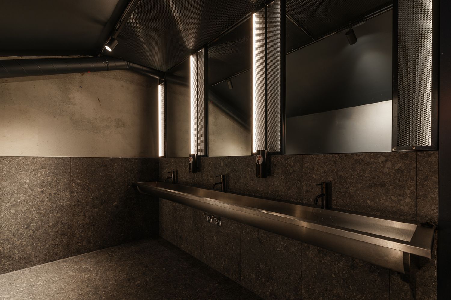 Belyst toalettrom i Viking Pub i Jattåvågen.