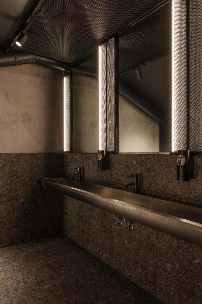 Belysning på hver sin side av et speil på toalettrommet.