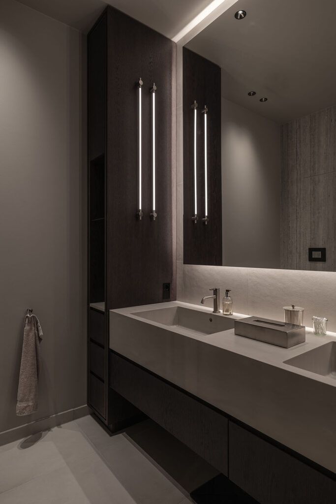 Led-lys rundt en vask i et baderom.