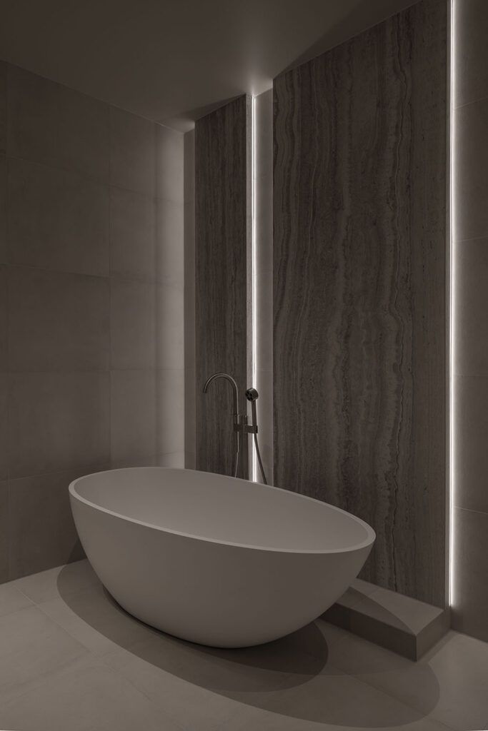 LED-lys bak et badekar.