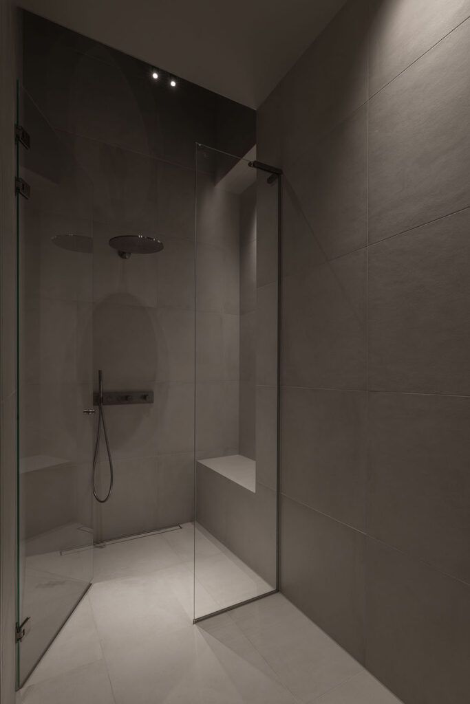 Belysning i en dusjnisje.