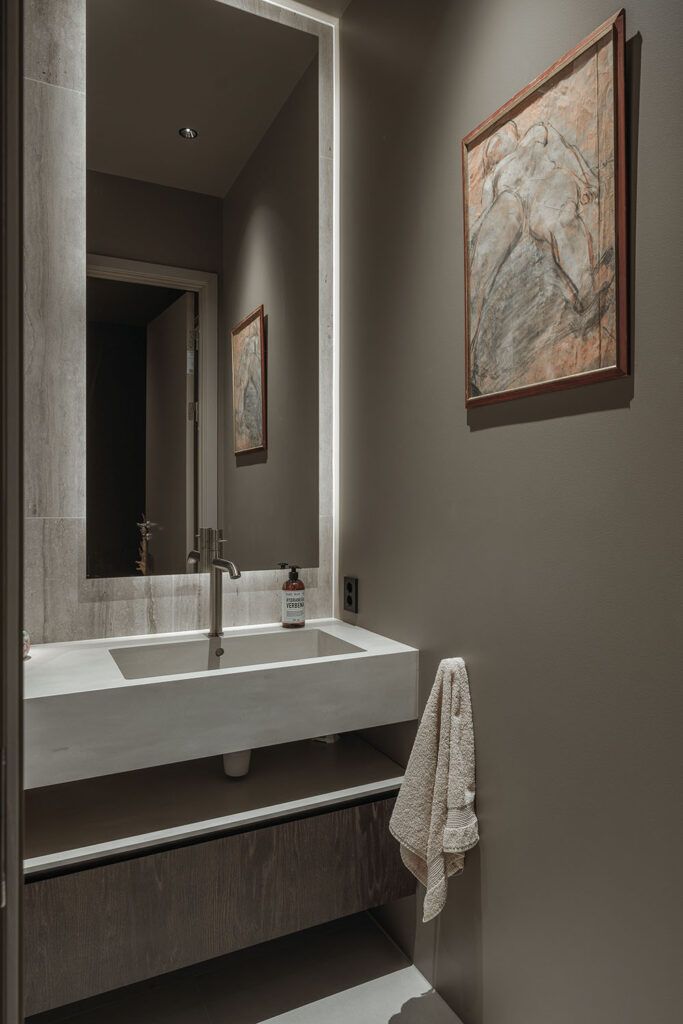 Belysning rundt en liten vask i et baderom.