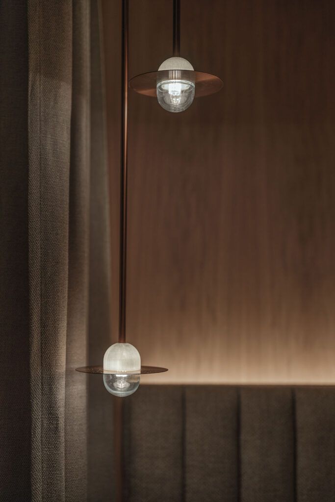 Nærbilde av dekorativ pendel.