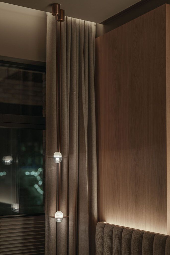 Slepelys på vegg og dekorativ pendel i en stue i Bykronen i Stavanger.