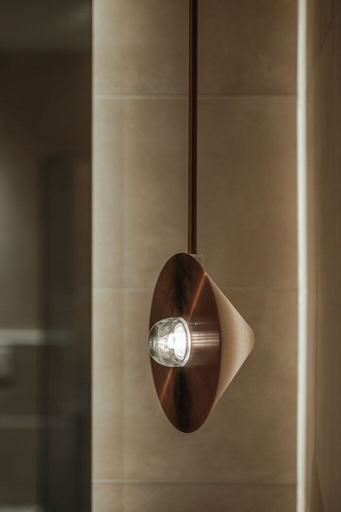 Kobberfarget dekorativ lampe.