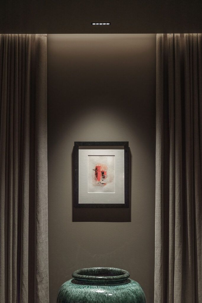 Belysning på bilde på vegg i bolig i Bykronen i Stavanger