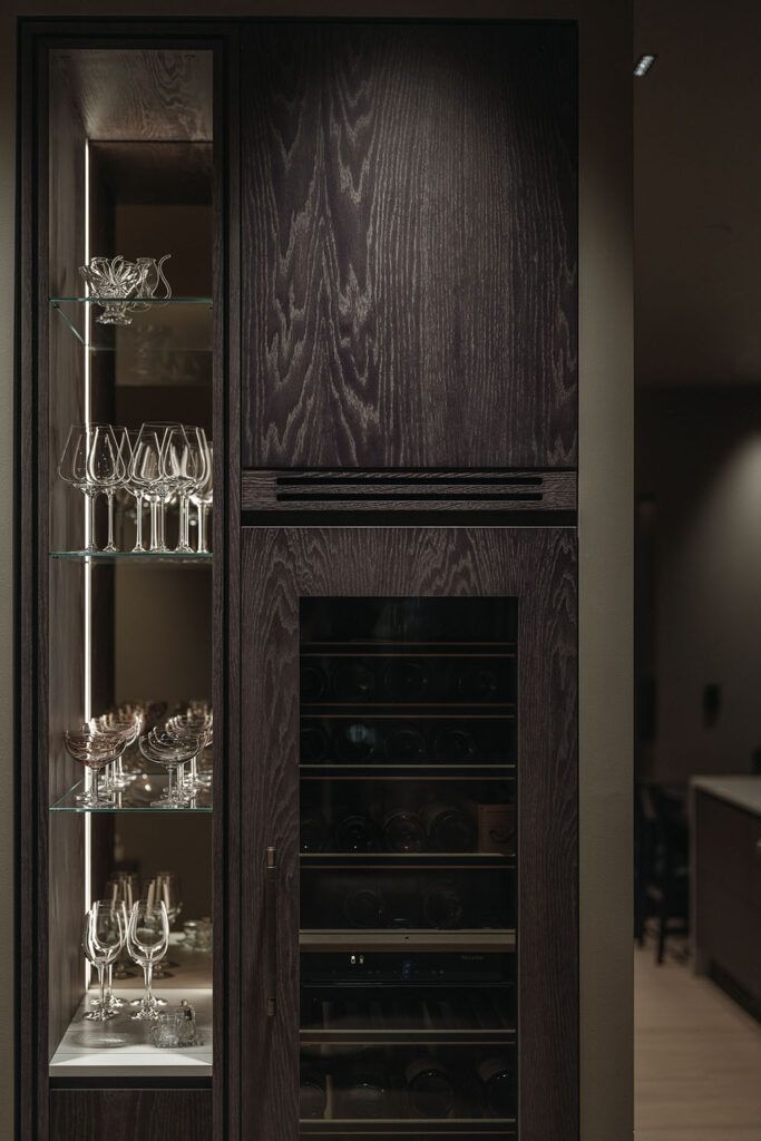 LED-lys i vitrineskap.