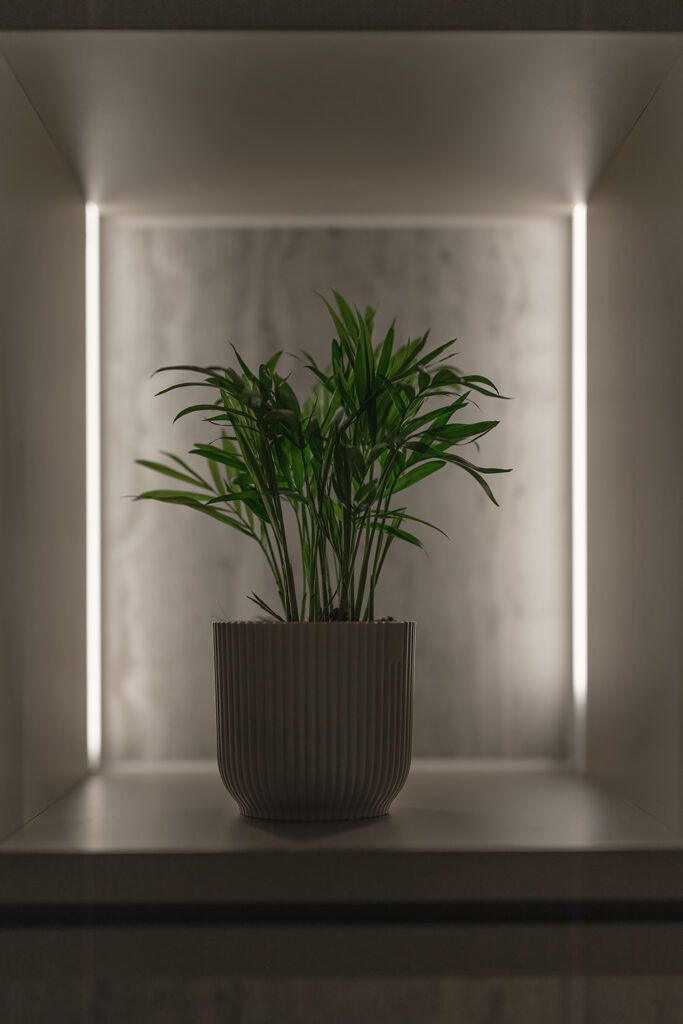 Slepelys i en nisje i veggen.