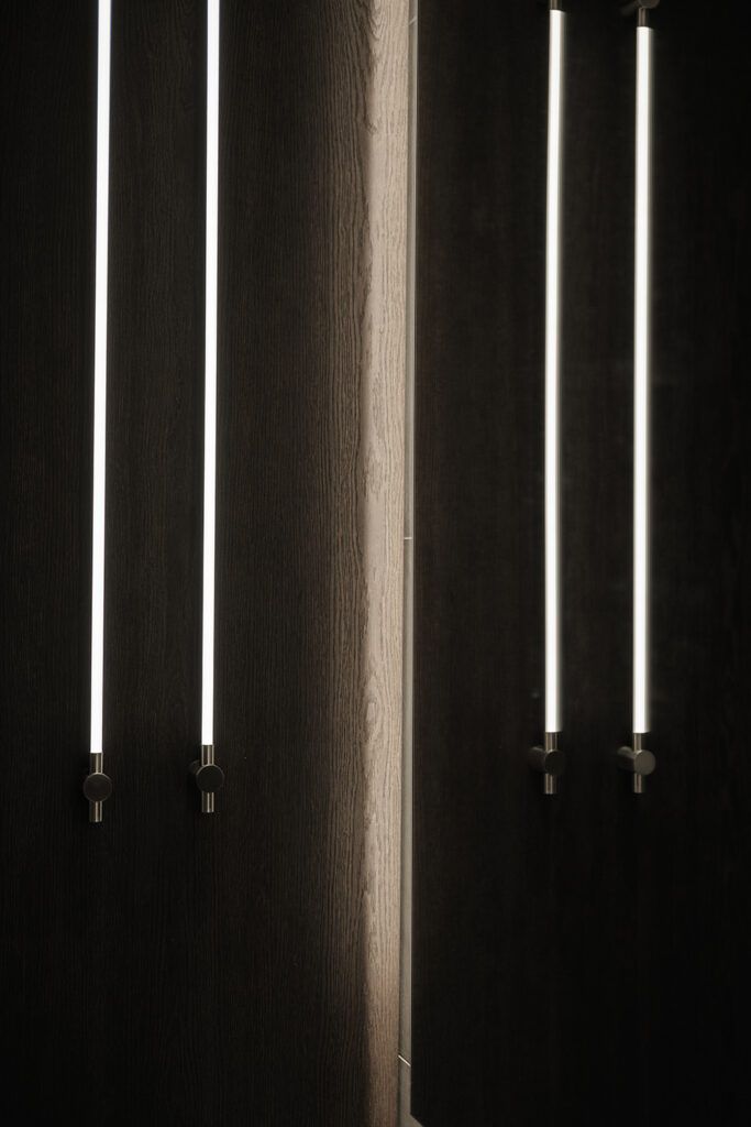 Smale dekorative vegglamper på en vegg i bolig i Bykronen i Stavanger.