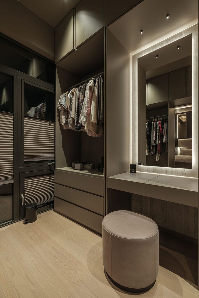 Belysning i walk-in-closet i bolig i Bykronen i Stavanger.