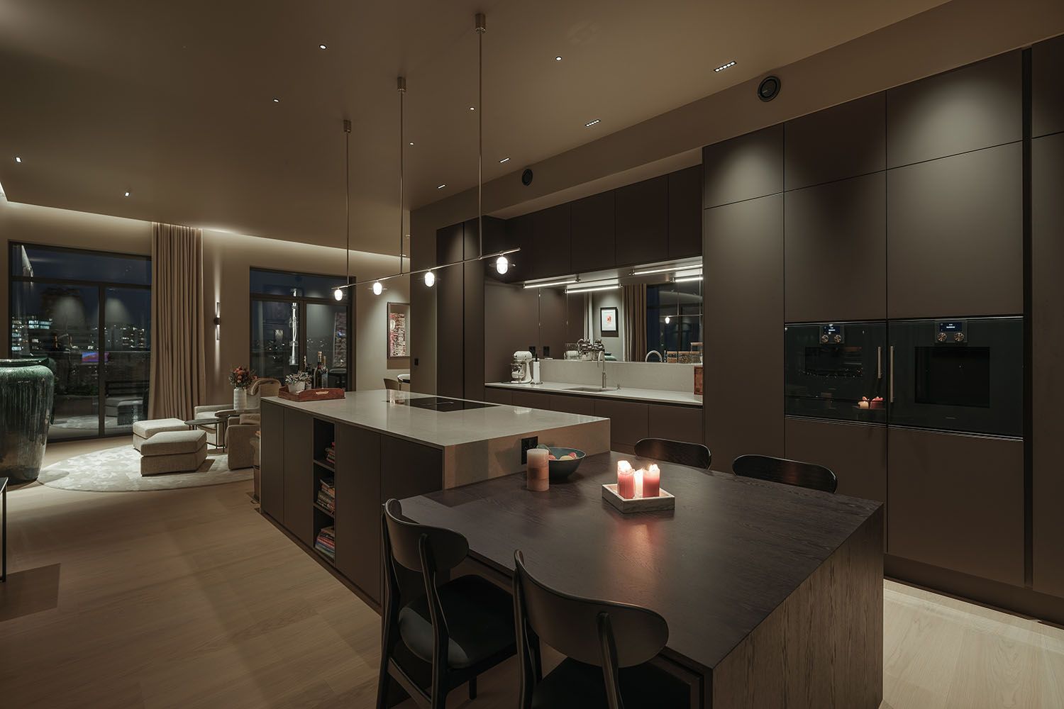 Downlights i tak og pendel over bord i kjøkken.