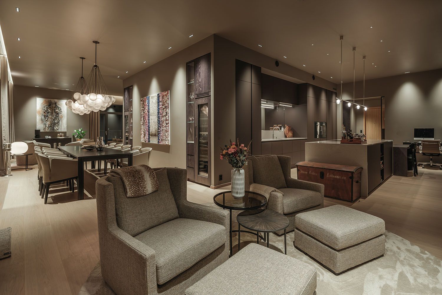 Forskjellig type belysning i en vinkelstue i bolig i Bykronen i Stavanger.