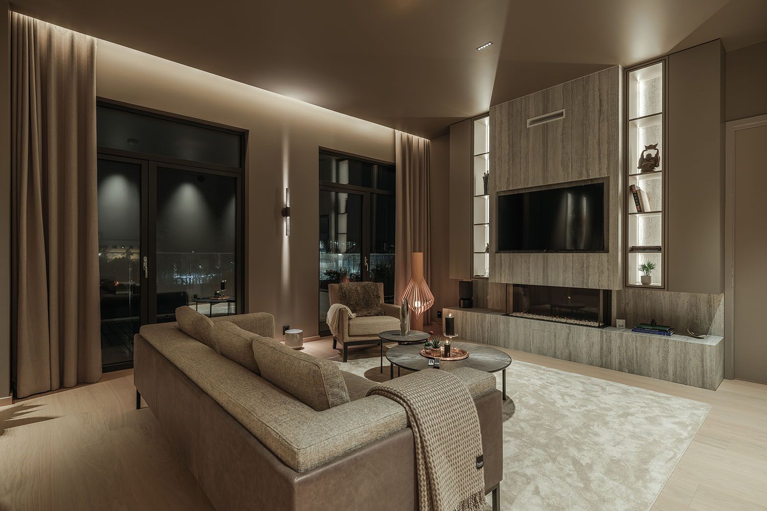 Slepelys på vegg bak gardiner.