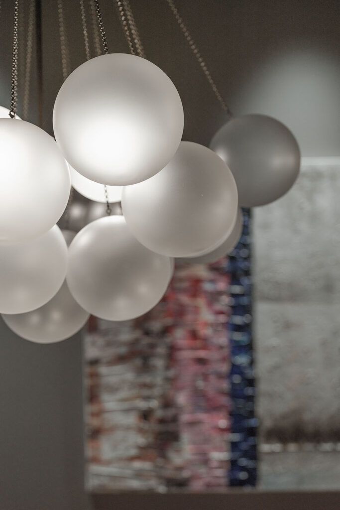 Nærbilde av dekorativ pendel i bolig i Bykronen i Stavanger.