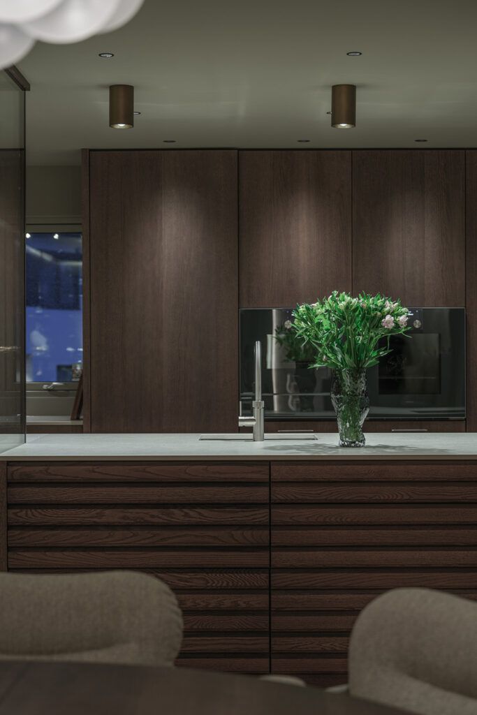 Utvendig spotter i taket over en kjøkkenøy.