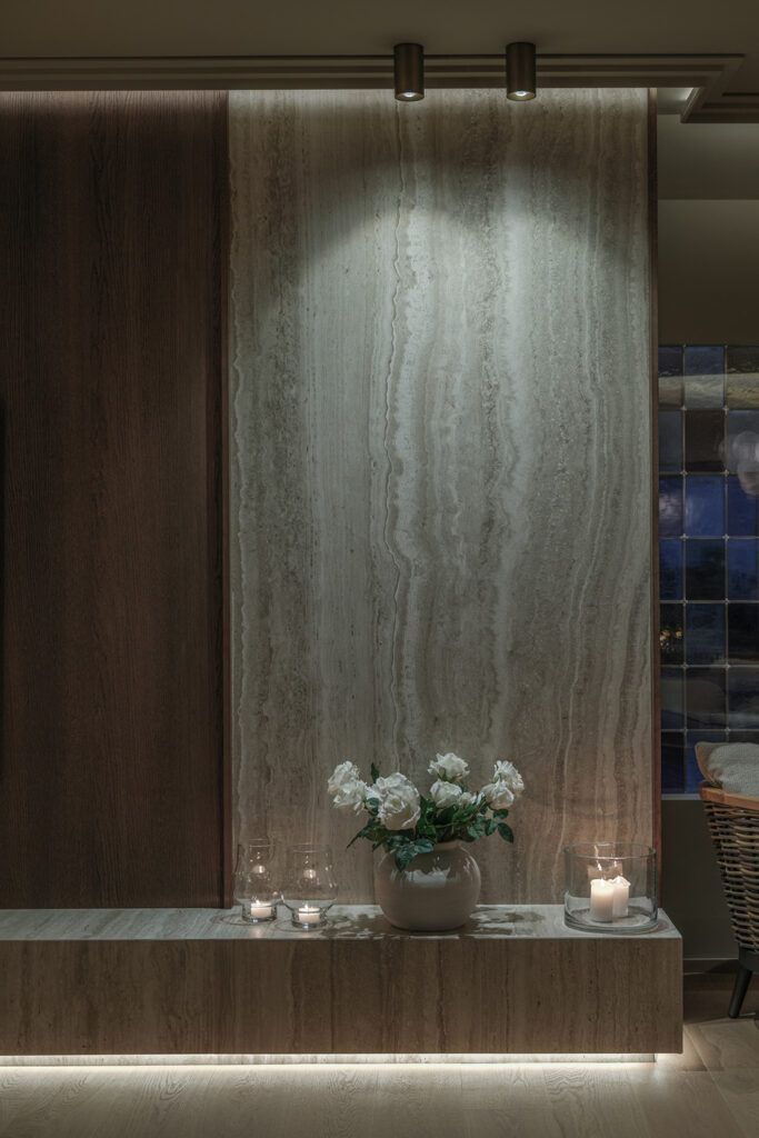 To utvendig downlights i et tak som belyser en skjenk.