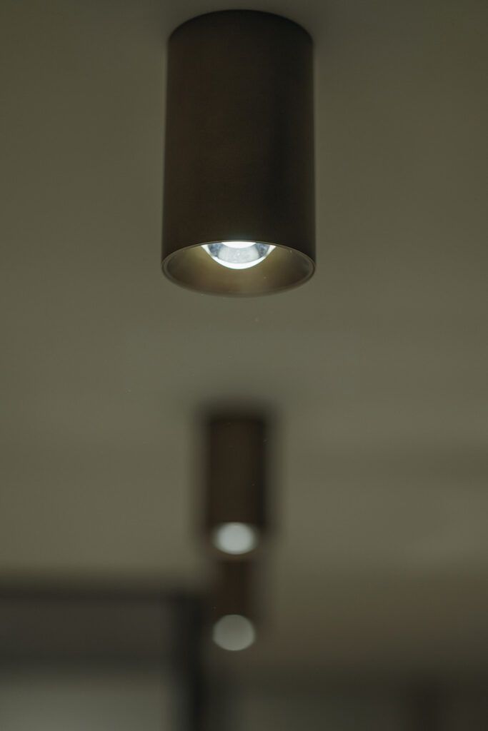 Nærbilde av utenpåliggende spotter i et tak.