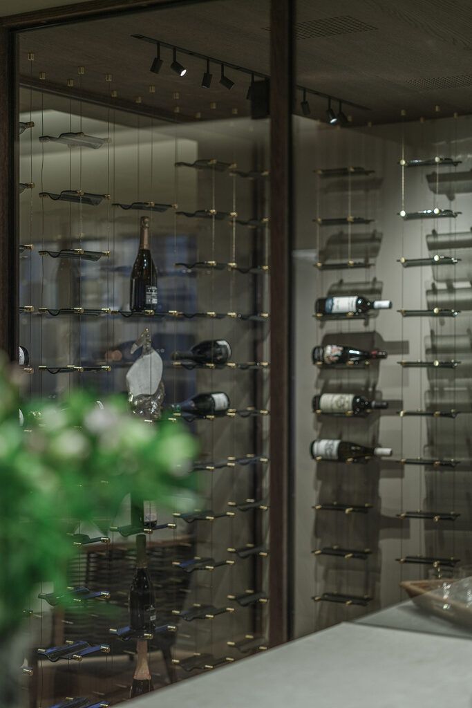 Belysning i vinrom inne på et kjøkken.