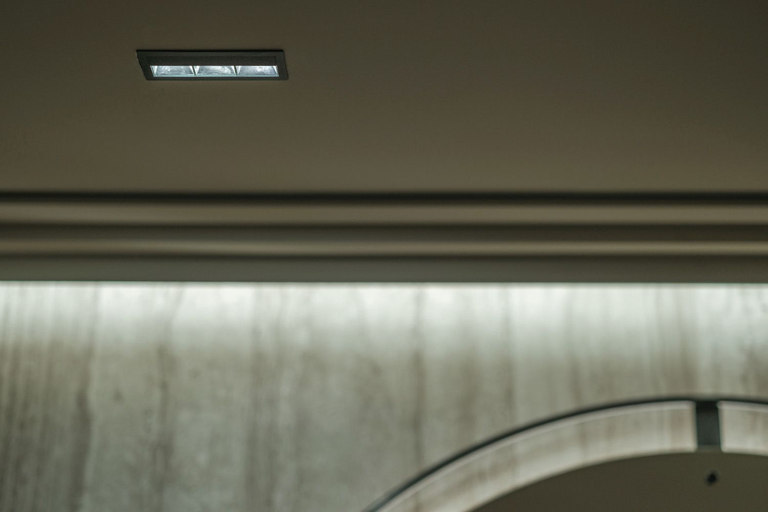 Rektangulær downlight innfelt i et tak.