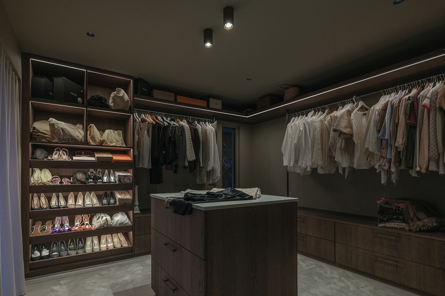 Ulik type belysning i et walk-in-closet i bolig på Hinna i Stavanger.