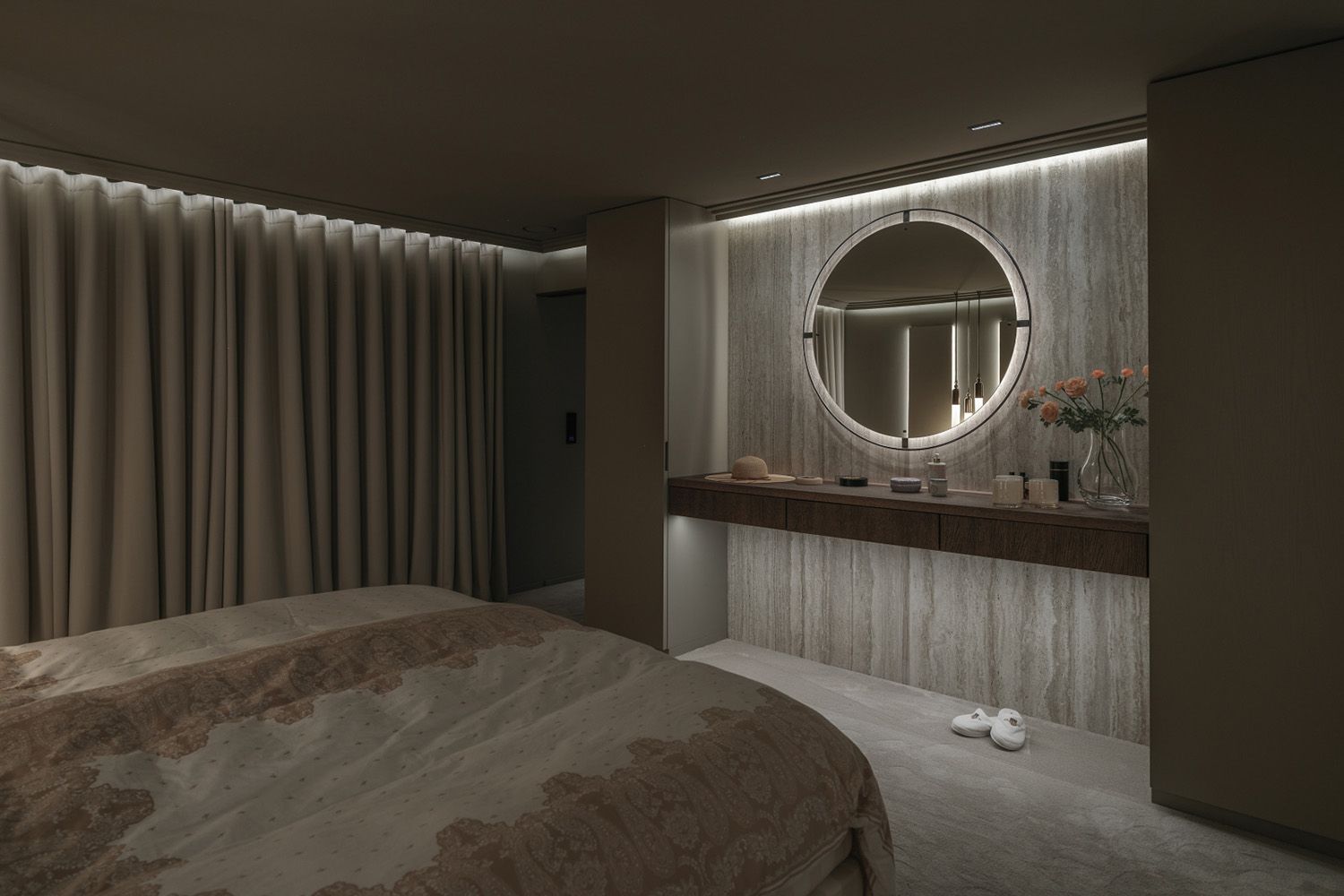 Slepelys langs gardiner og vegg i soverom.