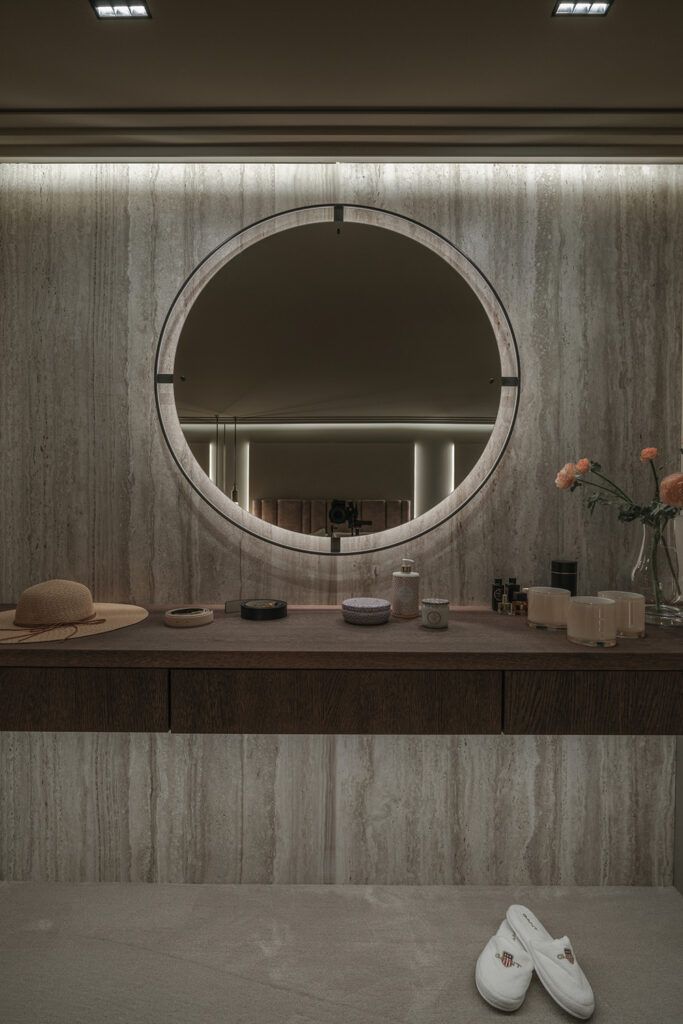 Slepelys langs en vegg og downlights i et tak.