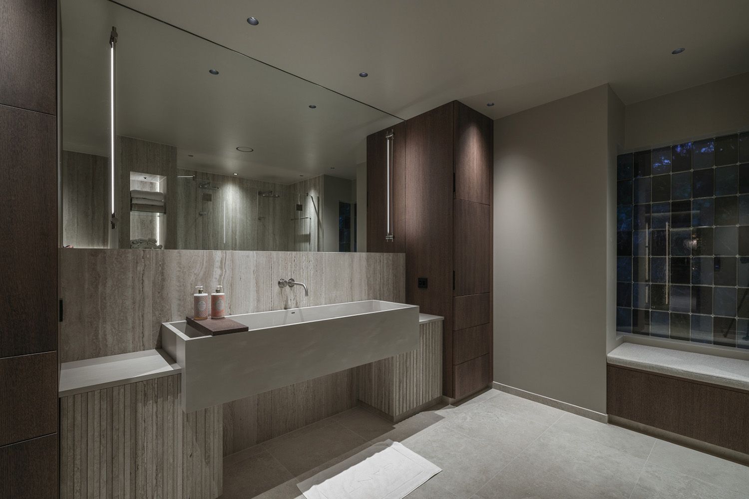 Ulik type belysning i baderom i bolig på Hinna i Stavanger.