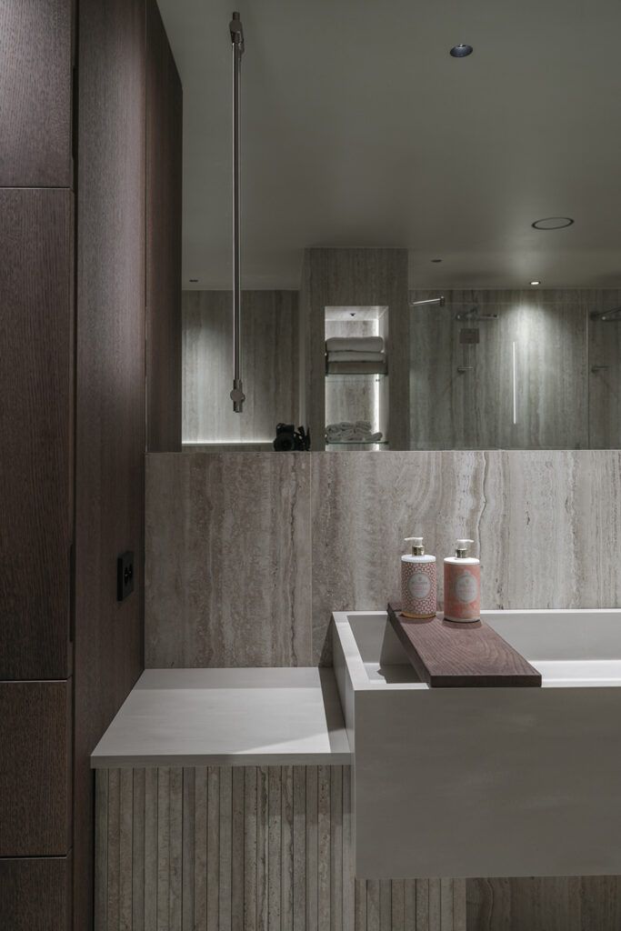 Detaljer rundt vask inne i et baderom.