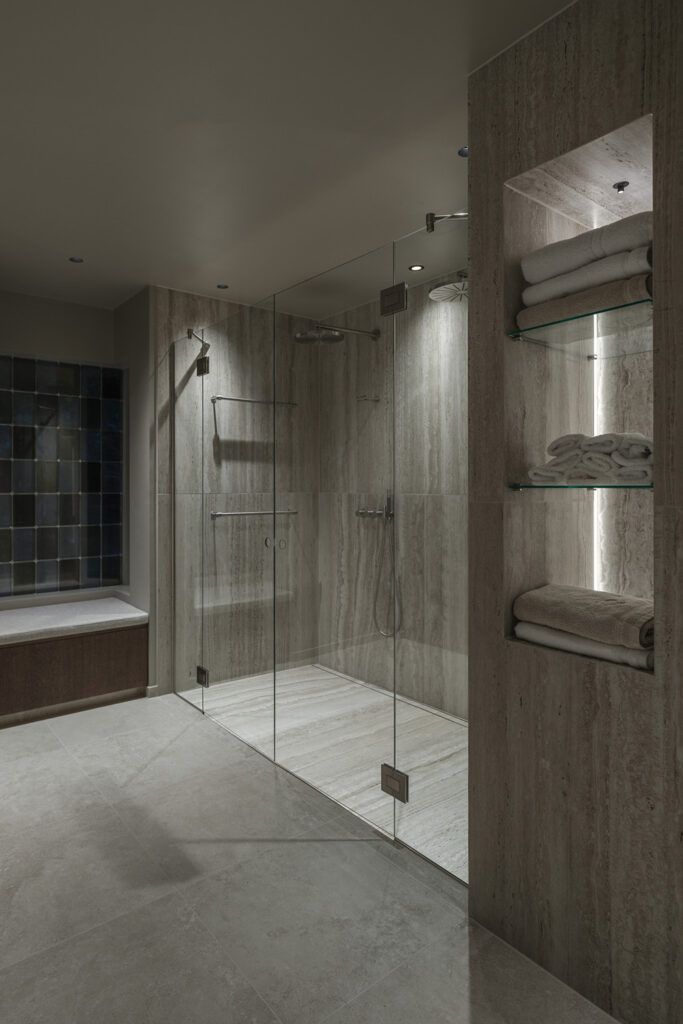 Belysning i og rundt dusj inne på et bad.