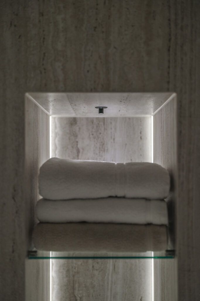 Integrert belysning i en marmorhylle.