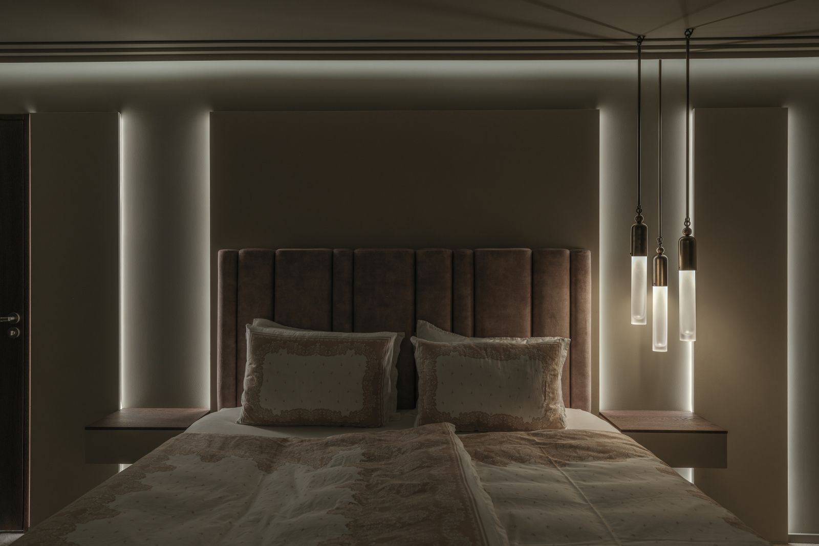 Belysning rundt dobbeltseng i bolig på Hinna i Stavanger.