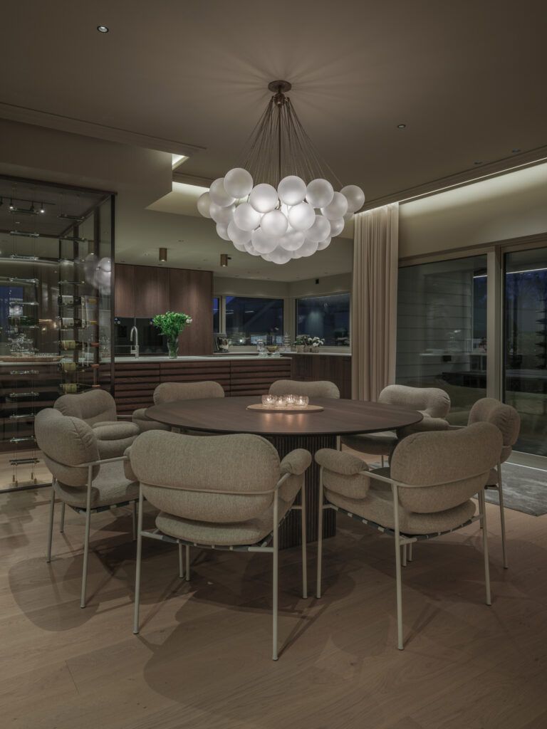 Random fra Lodes over et spisebord med stoler fra Fogia.