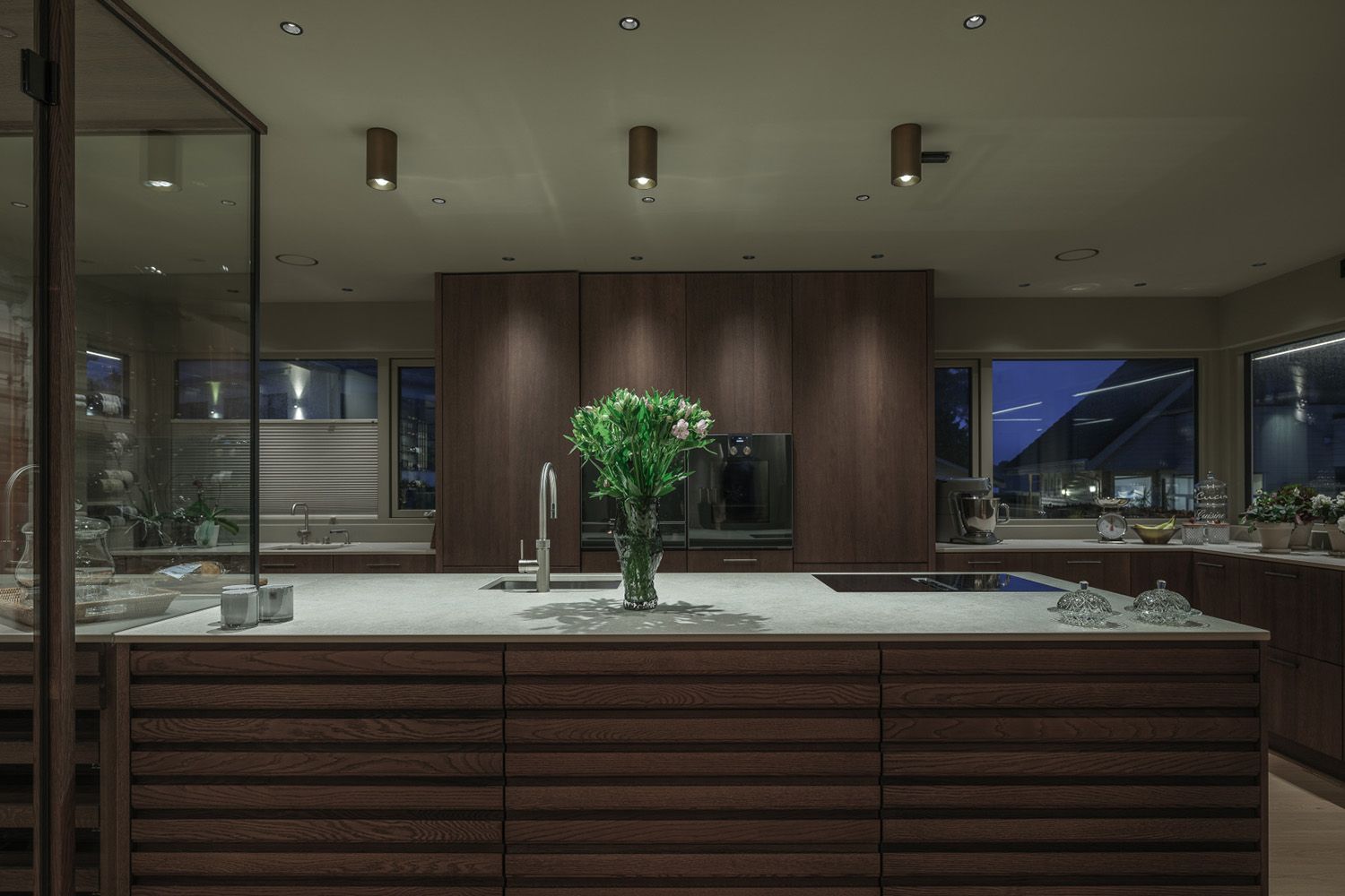 Ulik belysning i enn i kjøkkenet i bolig på Hinna i Stavnager.