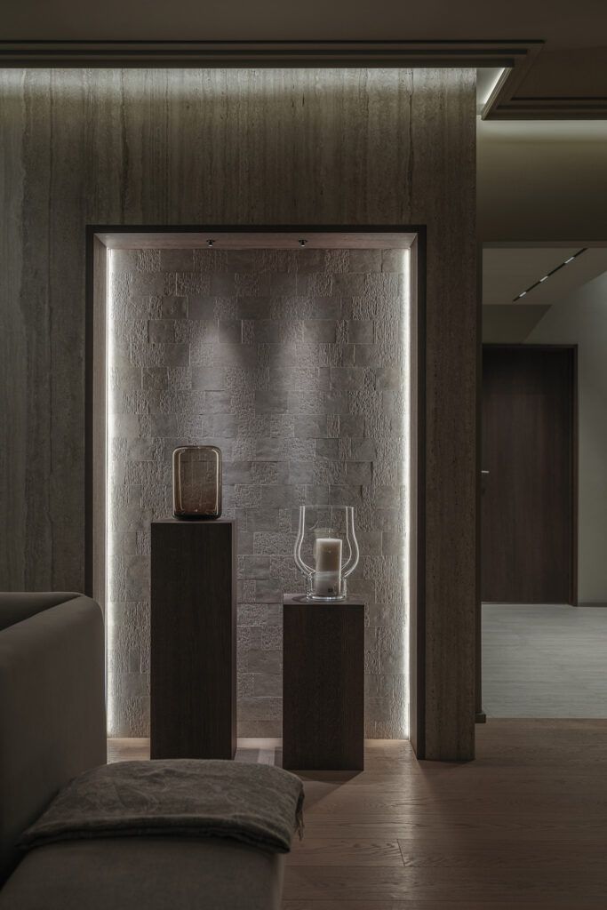 Dekorativt slepelys på en vegg i en nisje.