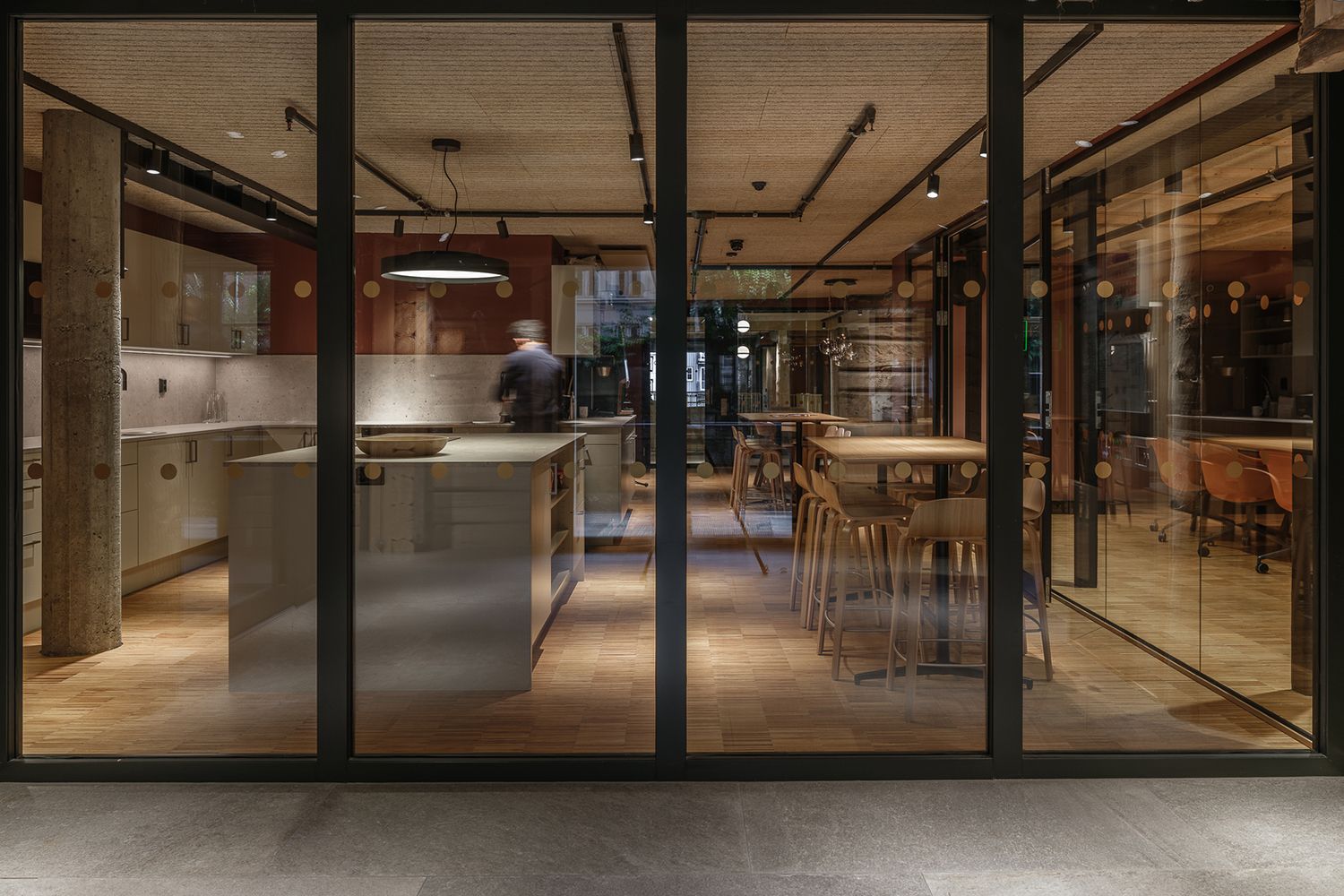 Innsyn gjennom glass til kontorer i Kjøpmannsgata 15 i Trondheim.