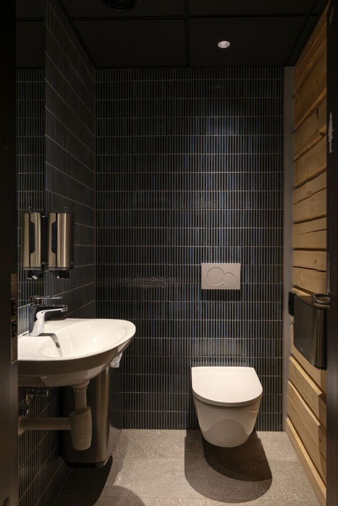 Downlight i taket over et toalett.