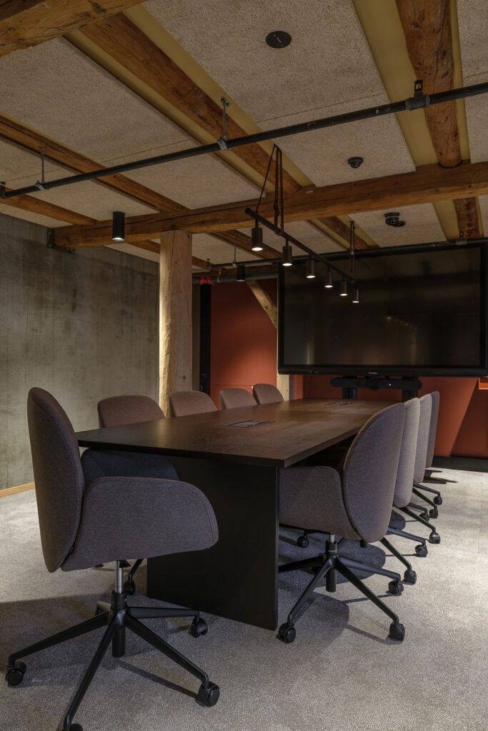 Long John pendel fra Rubn over et møtebord.